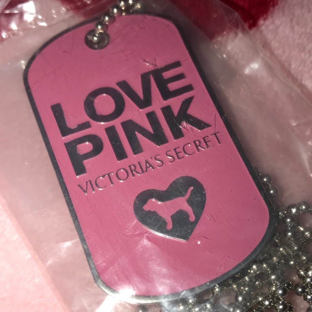 💗NEW IN PACKAGE Vs Pink Dog Tag Necklace💗